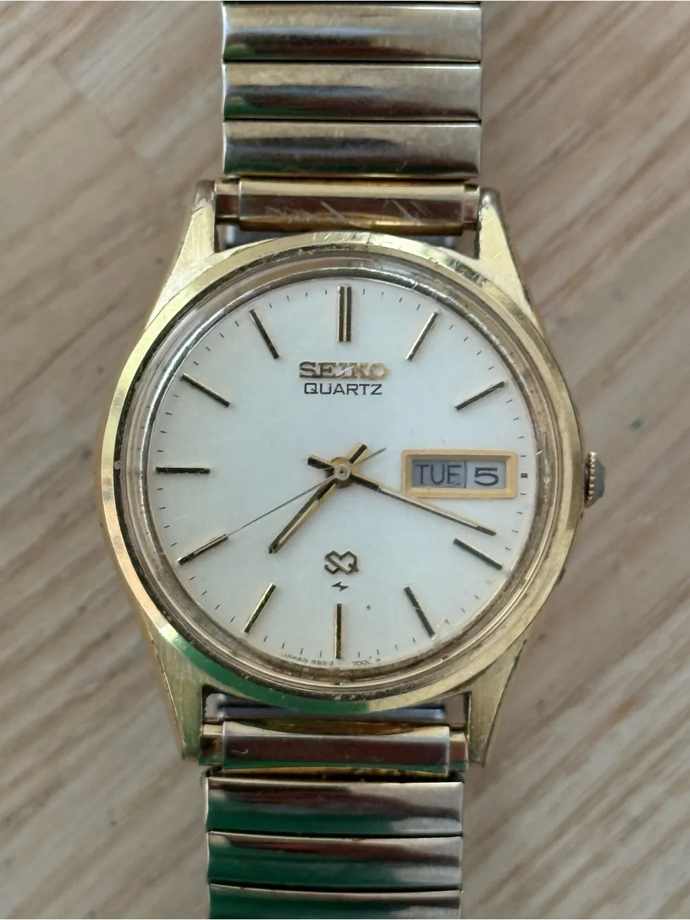 Seiko SQ Vintage Watch Gold Plated Bezel Case Stretch Bracelet Day Date